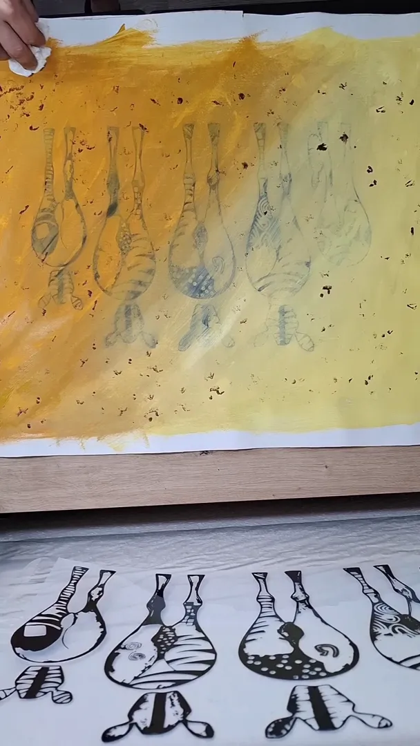 Handbemalung einer Siebdruck-Leinwand